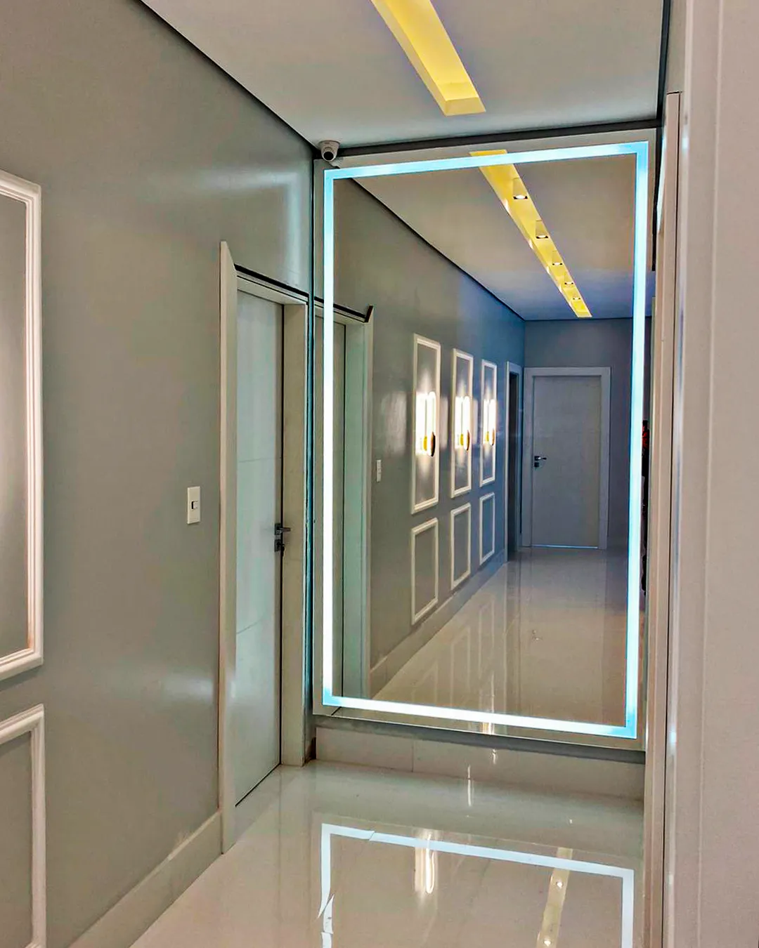 Espelho com LED RGB de piso a teto